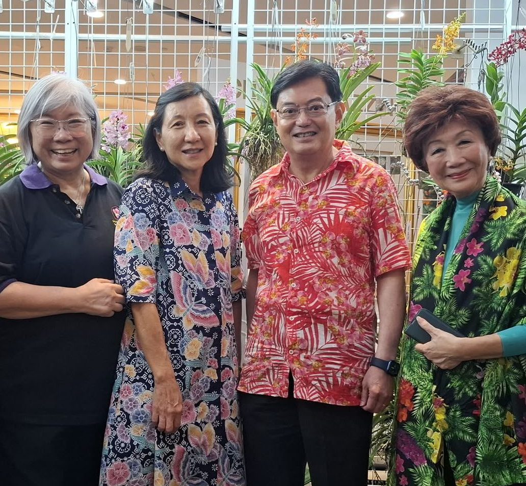 Former Deputy Prime Minister Mr.Heng Swee Keat stopped by during The Singapore Shawl’s Great World City pop-up on 4 August 2026